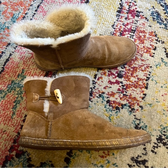 Ugg Garnet Suede Toggle Bootie size 10 - Picture 3 of 7